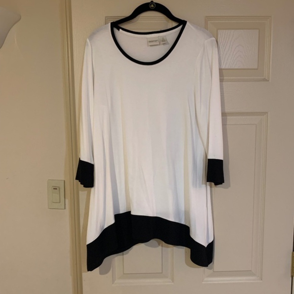 NWOT Zenergy by Chico’s White/Black Angled Long Top sz 0